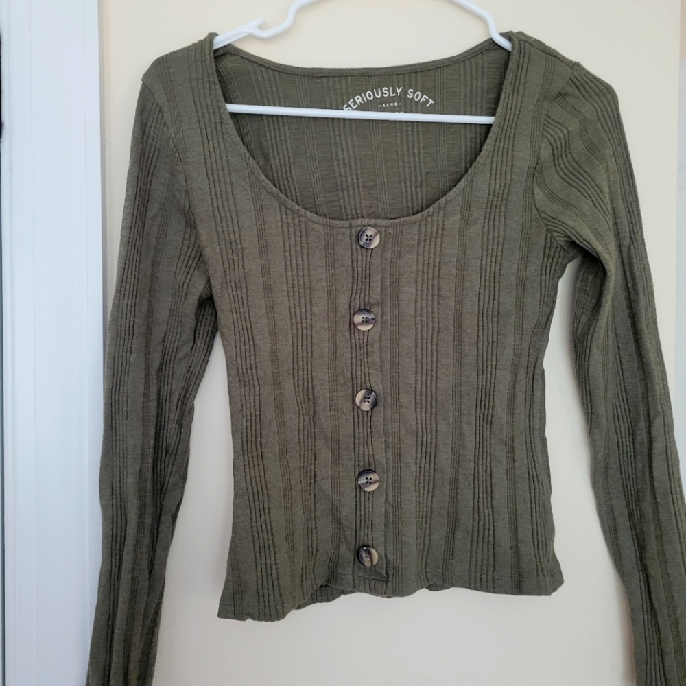 Size L top aero army green